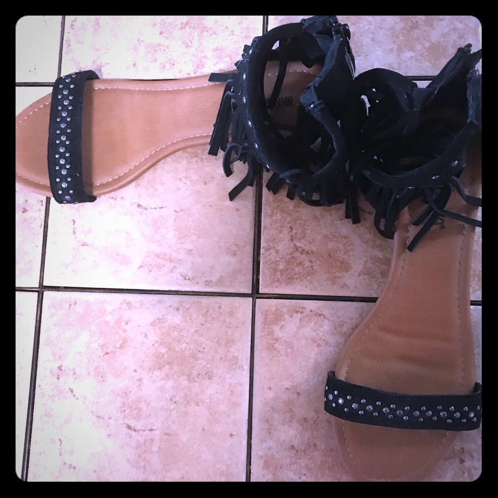 NWOB Minnetonka Black Suede Fringe Sandals 10